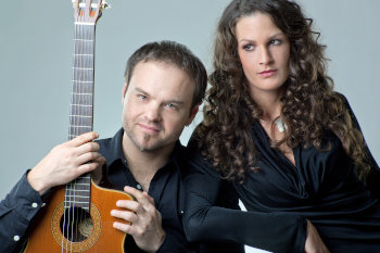 Carla Sing und Andreas Krahn in schwarzer Garderobe vor hellem Hintergrund