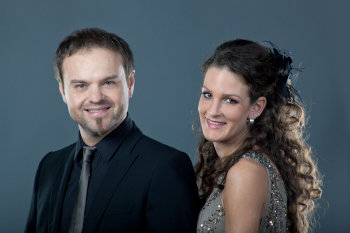Carla Sing und Andreas Krahn in lockerer Haltung mit Abendgarderobe